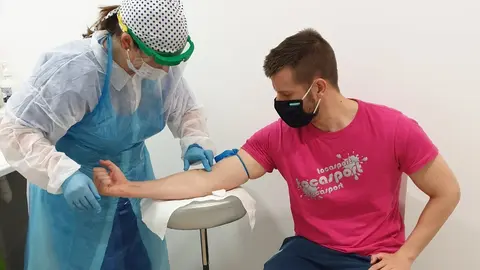 Test del Covid a un trabajador municipal del Ayuntamiento de Osuna (Sevilla).