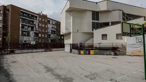 Patio de un colegio cerrado.