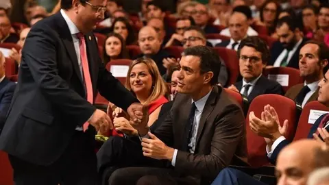 El presidente del Gobierno, Pedro S&aacute;nchez, y el presidente de la Junta, Guillermo Fern&aacute;ndez Vara