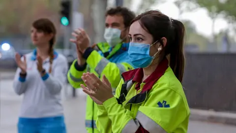 Sanitarios protegidos aplauden en las inmediaciones de la Fundaci&oacute;n Jim&eacute;nez D&iacute;az, Madrid.