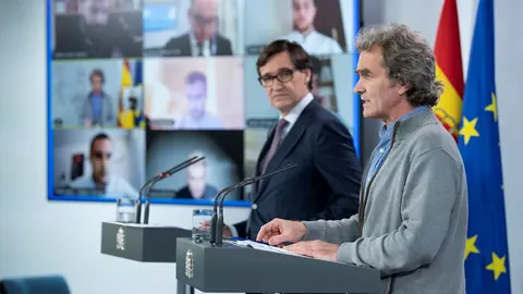 El ministro de Sanidad, Salvador Illa, y el director del Centro de Coordinaci&oacute;n de Alertas y Emergencias Sanitarias, Fernando Sim&oacute;n, durante la rueda de prensa de Sanidad para anunciar qu&eacute; territorios avanzan en la desescalada a 15 de mayo de 2020