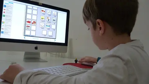 Ni&ntilde;o, deberes, colegio, clases, ordenador