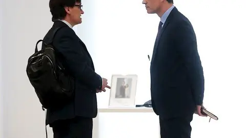 El ministro de Sanidad conversa con el presidente del Gobierno, Pedro S&aacute;nchez, a su llegada al Comit&eacute; t&eacute;cnico para la Desescalada, en Moncloa, en Madrid (Espa&ntilde;a), a 15 de mayo de 2020.