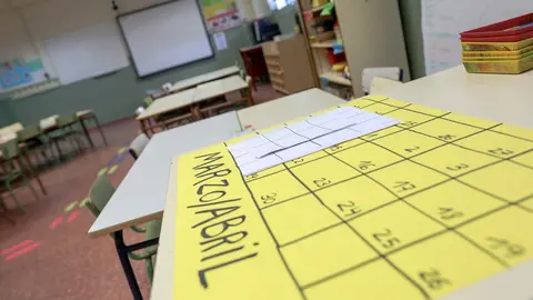 Calendario vac&iacute;o del mes marzo/abril encima de los pupitres de uno de los colegios de la Comunidad de Madrid 