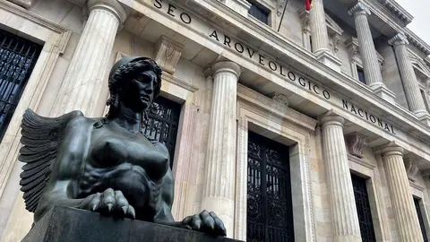 Una de las esfinges aladas que flanquean la entrada principal del Museo Arqueol&oacute;gico Nacional (MAN), en Madrid (Espa&ntilde;a) a 29 de enero de 2020.