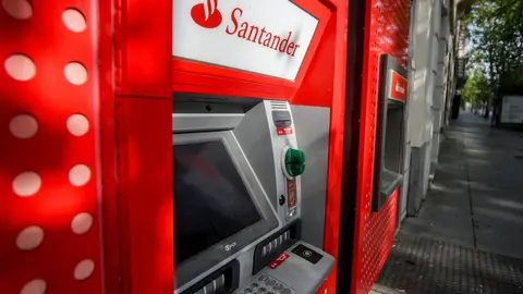 Cajeros del Banco Santander, en Madrid (Espa&ntilde;a) a 19 de abril de 2020.