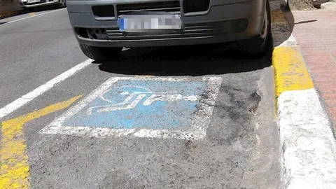 Plaza de aparcamiento reservada para minusv&aacute;lidos