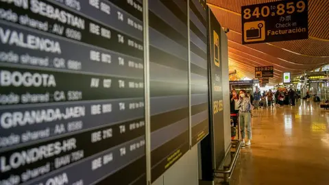 Paneles luminosos de la informaci&oacute;n de los vuelos en el Aeropuerto Adolfo Su&aacute;rez Madrid-Barajas