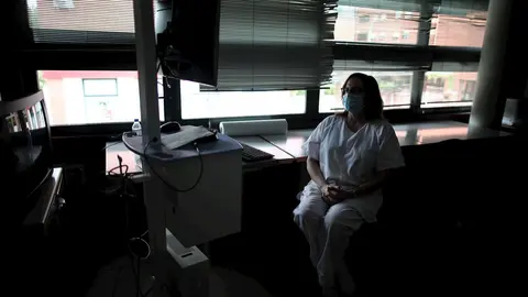 Una sanitaria del Centro de Salud Garc&iacute;a Noblejas durante su jornada laboral en en la pandemia del coronavirus, en Madrid (Espa&ntilde;a) a 7 de mayo de 2020.