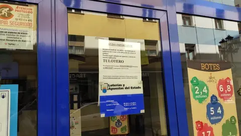 Administraci&oacute;n de Loter&iacute;a de Oviedo cerrada al p&uacute;blico a causa de la pandemia del coronavirus.