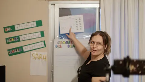 Una profesora de Educaci&oacute;n Infantil graba con su m&oacute;vil una clase para sus alumnos durante el confinamiento.