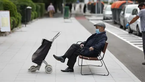Un hombre con una mascarilla en la calle en una imagen de archivo  