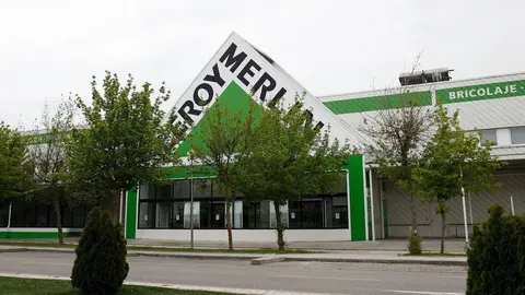 Leroy Merlin cerrado durante el Jueves Santo marcado por el confinamiento impuesto por el Estado de Alarma provocado por el coronavirus, COVID19. En Madrid (Espa&ntilde;a) a 9 de abril de 2020.