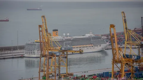 Un crucero atracado en el Puerto de Barcelona