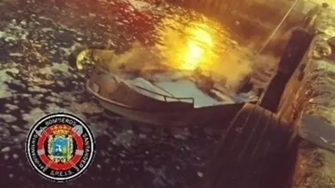 Embarcaci&oacute;n incendiada de madrugada en el Barrio Pesquero