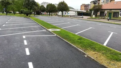 Aparcamiento de Cros junto a la Casa Joven, en el que se instalar&aacute;n los puestos de venta de alimentaci&oacute;n en la primera fase de apertura del mercado de los martes de Malia&ntilde;o