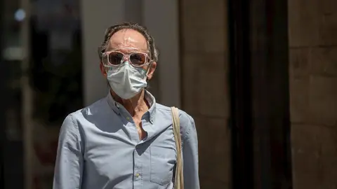 Un hombe protegido con mascarilla en una calle del centro de la ciudad. En Sevilla, (Andaluc&iacute;a, Espa&ntilde;a), a 19 de mayo de 2020.
