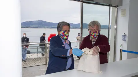 El presidente de Cantabria, Miguel &Aacute;ngel Revilla, en el nuevo punto de recogida de donaciones para el Banco de Alimentos en el Palacete del Embarcadero