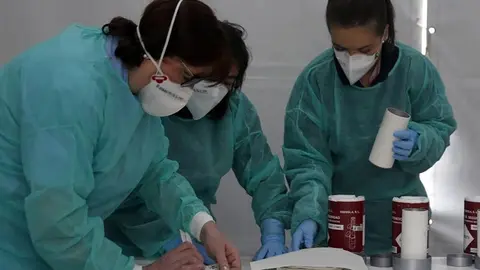 Imagen de archivo de unas enfermeras trabajando con mascarillas.