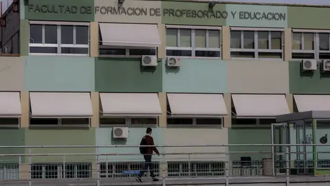 Un alumno pasea frente a la Facultad de Formaci&oacute;n del Profesorado y Educaci&oacute;n de la Universidad Aut&oacute;noma de Madrid.