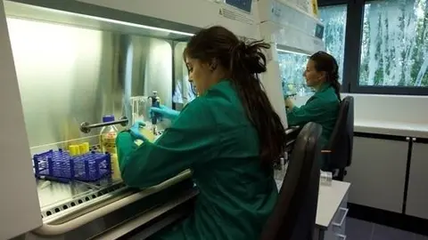 Investigadoras del CSIC en un laboratorio