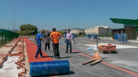 Trabajos de colocaci&oacute;n del pavimento de la nueva pista de atletismo en Requejada (Polanco)