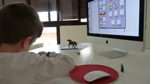 Ni&ntilde;o, ordenador, Internet, colegio