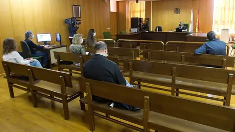 Primer juicio &iacute;ntegramente telem&aacute;tico celebrado en Galicia durante el estado de alarma por la pandemia de coronavirus, en el juzgado de lo Social 2 de Vigo. Al fondo el juez, Germ&aacute;n Serrano, y en los bancos, varios periodistas.