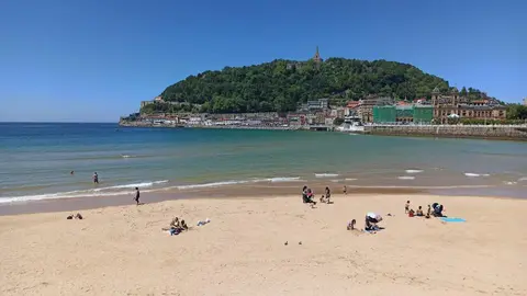 Playa de La Concha en San Sebasti&aacute;n durante la desescalada.