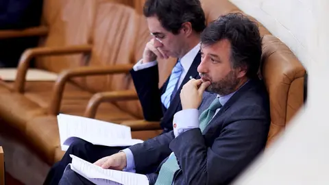 Los diputados de Vox en el Parlamento de Cantabria, Armando Blanco y Crist&oacute;bal Palacio