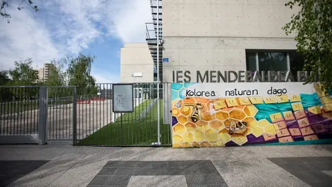 Instituto de Vitoria cerrado por el confinamiento por el estado de alarma.