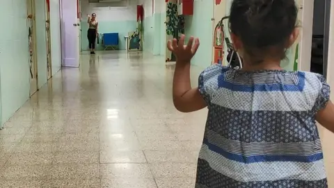 Una mujer y una ni&ntilde;a en el departamento de madres de la prisi&oacute;n de mujeres de Barcelona Wad-Ras.