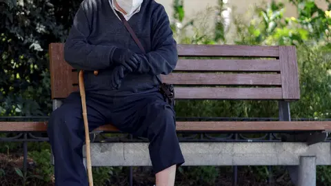 Un hombre por la calle protegido con mascarilla