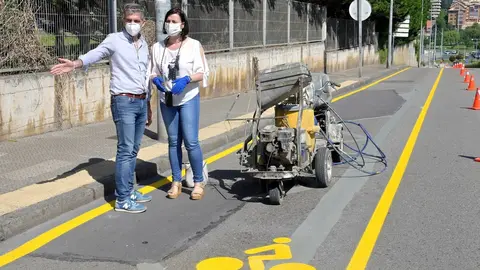 La alcaldesa de Santander, Gema Igual, y el concejal de Movilidad Sostenible, C&eacute;sar D&iacute;az, en el nuevo carril bici