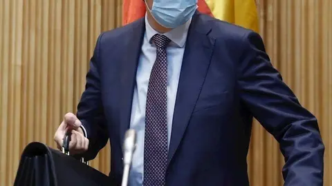 El ministro de Sanidad, Salvador Illa antes de comparecer en la Comisi&oacute;n de Sanidad del Congreso celebrada este jueves sobre la evoluci&oacute;n de la crisis del coronavirus 