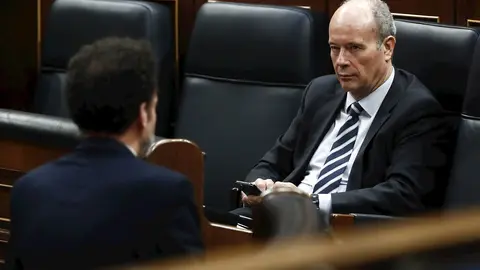El ministro de Justicia, Juan Carlos Campo (d) conversa con el diputado de Ciudadanos Edmundo Bal este mi&eacute;rcoles durante el pleno del Congreso de los Diputados, en Madrid (Espa&ntilde;a), a 13 de mayo de 2020.
