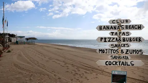 Vistas del paseo mar&iacute;timo de La Carihuela en Torremolinos, donde chiringuitos y establecimientos de restauraci&oacute;n permanecen cerrados a la espera de la siguiente Fase 1 decretada por el gobierno espa&ntilde;ol
