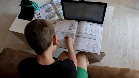 Un alumno de primaria hace los deberes en casa en medio de la pandemia del Covid-19, en Madrid (Espa&ntilde;a) a 20 de mayo de 2020.