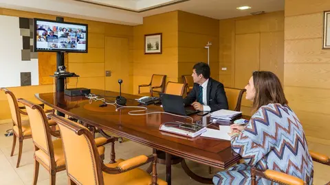 La consejera de Justicia, Paula Fern&aacute;ndez, y el director del &aacute;rea, en la reuni&oacute;n telem&aacute;tica de la Comisi&oacute;n de Justicia con el Ministerio, el CGPJ y Fiscal&iacute;a