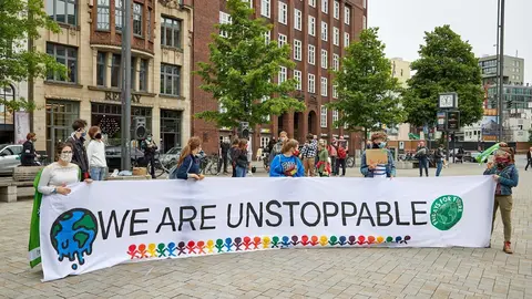 22 May 2020, Hamburg: Activists of Fridays for Future Hamburg take part in a protest at the Hamburg Goose Market. Photo: Georg Wendt/dpa