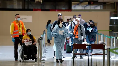Controles en la terminal 4 del Aeropuerto de Madrid-Barajas en el tercer d&iacute;a en el que entra en vigor la orden del Ministerio de Sanidad por la que todas las personas procedentes del extranjero deber&aacute;n realizar una cuarentena de 14 d&iacute;as.
