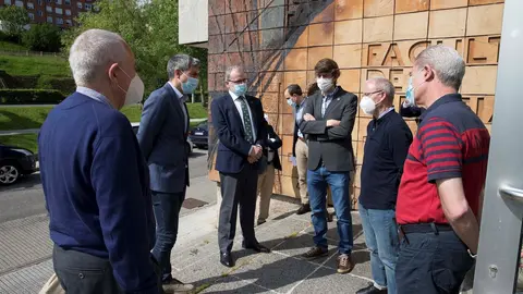 El vicepresidente regional, Pablo Zuloaga, y el rector de la UC, &Aacute;ngel Pazos, en la Facultad de Ciencias