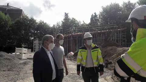 El alcalde de Bezana, Alberto Garc&iacute;a, y el concejal de Obras, Luis del Pi&ntilde;al, visitan las obras del parque  Laura Nicholls