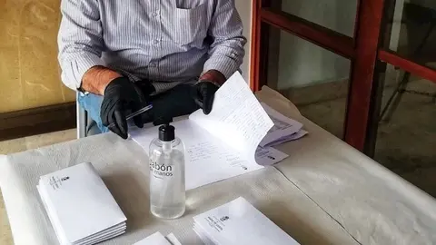 El alcalde, Jos&eacute; Mar&iacute;a Ruiz G&oacute;mez, durante el reparto de las mascarillas infantiles reutilizables