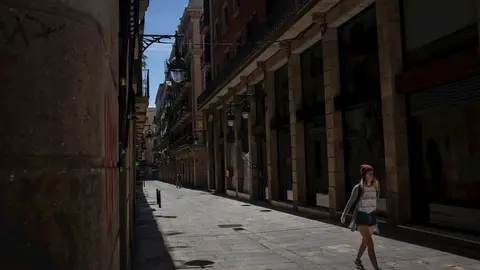 Una mujer pasea por una calle durante el tercer d&iacute;a de desconfinamiento de adultos y durante la fase 0, en Barcelona/Catalunya (Espa&ntilde;a) a 4 de mayo de 2020.