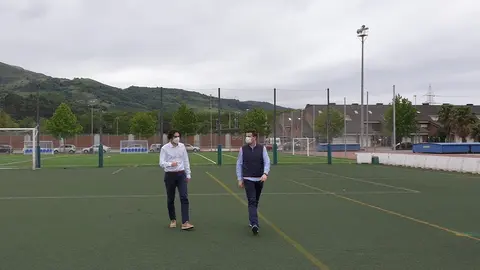 El alcalde y el concejal de Deportes en el campo de Frajanas