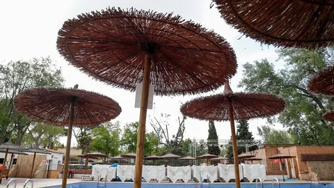 Sombrillas en una piscina