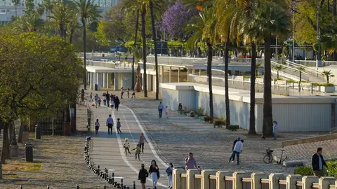 Adultos y ni&ntilde;os por el paseo Marqu&eacute;s de Contadero, un d&iacute;a antes de poder salir a practicar deporte y pasear por las calles y parques de Sevilla a 1 de mayo del 2020