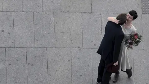 Una pareja es fotografiada en pleno aluvi&oacute;n de bodas canceladas en Madrid por el avance del coronavirus y la recomendaci&oacute;n de evitar aglomeraciones, en Callao, Madrid (Espa&ntilde;a), a 13 de marzo de 2020.