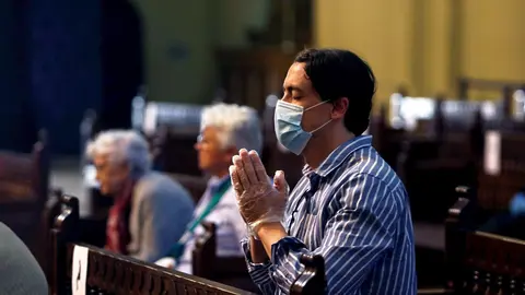 Celebraci&oacute;n de una misa en la en la Fase 1 
